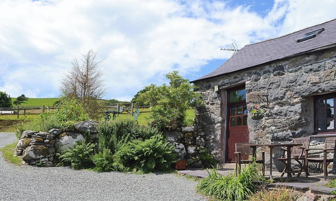 Pentrefelin Cottage | Comfortable 1 Bedroom Retreat Near Criccieth with Ocean Views