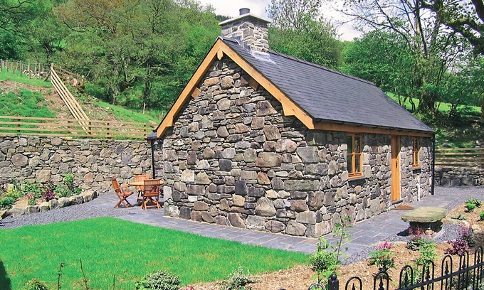 Mawddwy Cottage | Scenic 1 Bedroom Stay Near Dolgellau with Lake View