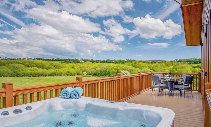 Hewas Water Ski Chalet | Traditional Lodge with Pool, Spa & Kitchen Amenities