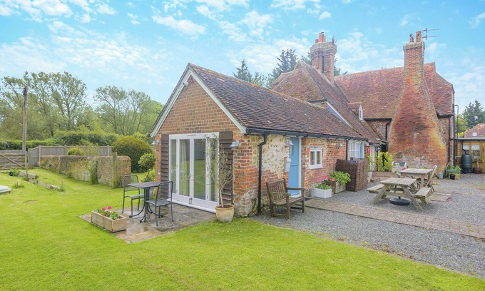 Bognor Regis Cottage | Cozy 1 Bedroom Oceanfront Getaway in Bognor Regis