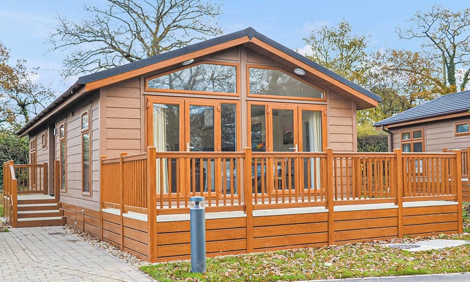 Holton Heath Ski Chalet | Cozy 2 Bedroom Getaway in Holton Heath with Kitchen