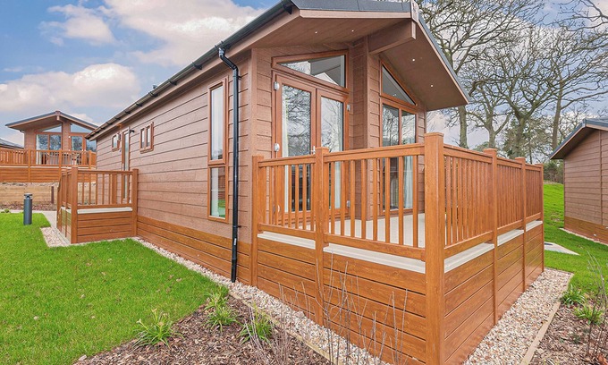 Holton Heath Ski Chalet | Family-Friendly 2 Bedroom Retreat in Holton Heath