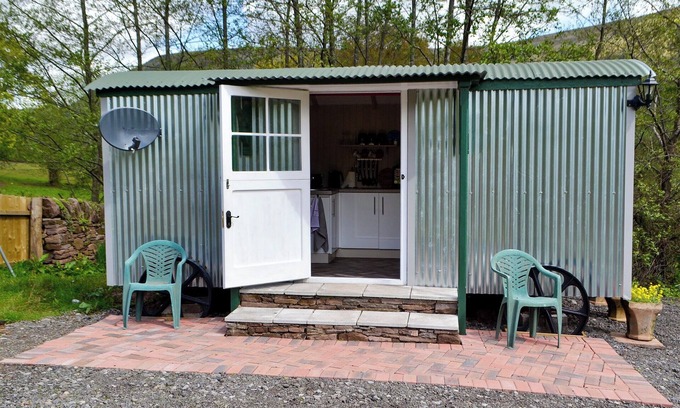 Llanthony Cottage | Top-Rated 1 Bedroom Stay in Cwmyoy, Near Abergavenny