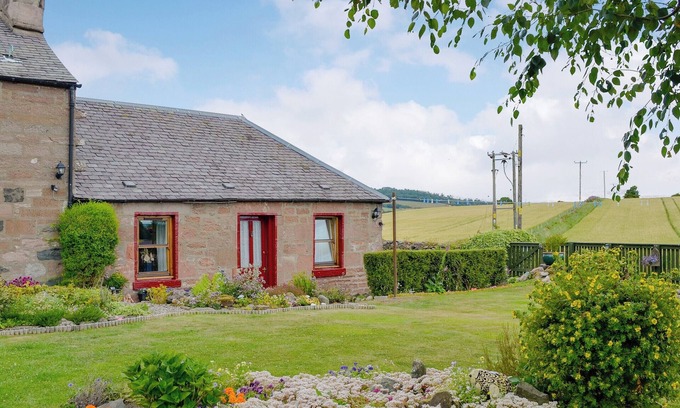 Alyth Cottage | Ideal 1 Bedroom Stay in Alyth with Family-Friendly Amenities