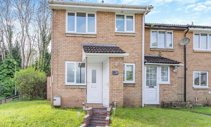 Coed-Y-Paen Cottage | Modern Comfort Awaits at Open Hearth in Griffithstown