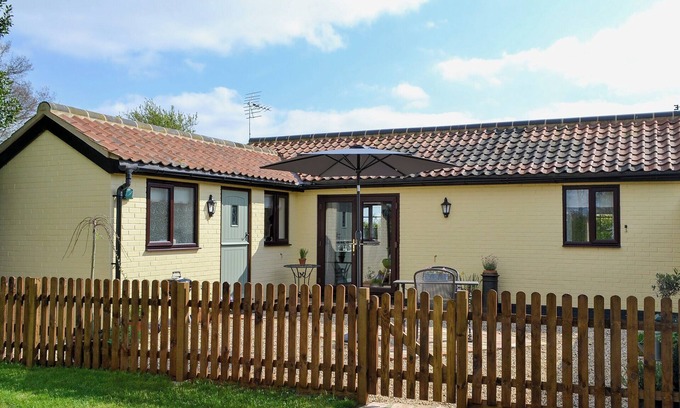 East Dereham Cottage | Exceptional 1 Bedroom Retreat in Welborne with Lake View