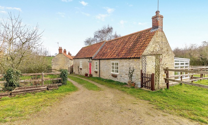 Old Somerby Cottage | Cozy 1 Bedroom Retreat in Ropsley, Near Grantham