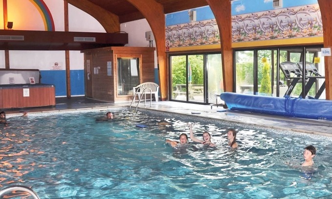 Pentrefelin Ski Chalet | Cozy 1 Bedroom Stay in Llandeilo with Pool & Spa