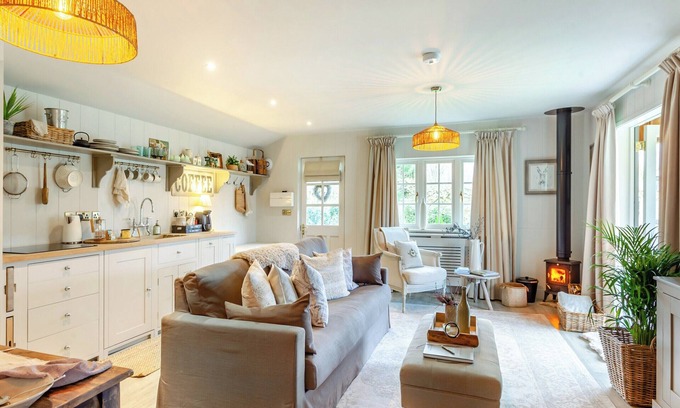 Chippenham Cottage | Cozy One-Bedroom Stay in Lacock with Breakfast Included