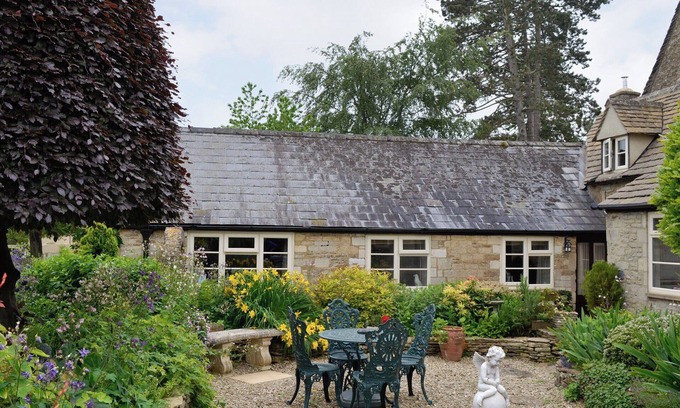 Ampney Crucis Cottage | Cozy 1 Bedroom Retreat in Ampney Crucis - Rated 9.8/10