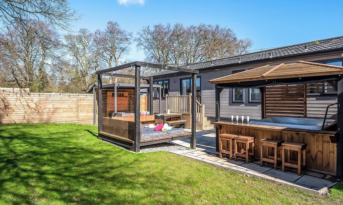 Raywell Ski Chalet | Inviting 2-Bedroom Stay in Raywell, Beverley with Pool