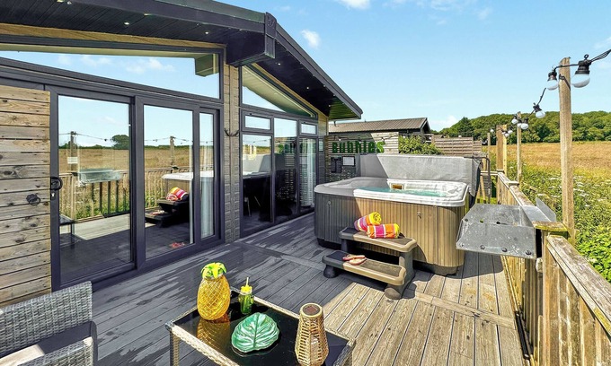 Raywell Ski Chalet | Cozy 1 Bedroom Accommodation with Spa in Raywell, Beverley