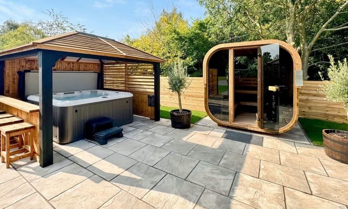 Raywell Ski Chalet | Stylish 1 Bedroom Accommodation with Spa in Raywell, Beverley