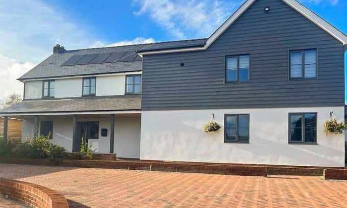 Guilsfield Cottage | Modern Annexe Retreat in Charming Guilsfield Village