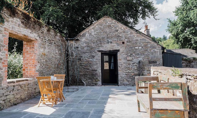 Westbrook Court Cottage | Inviting Barn Conversion Near Hay-on-Wye with Lake Views