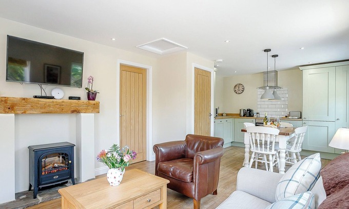 Horncastle Cottage | Idyllic 1 Bedroom Retreat in Roughton with Lake View