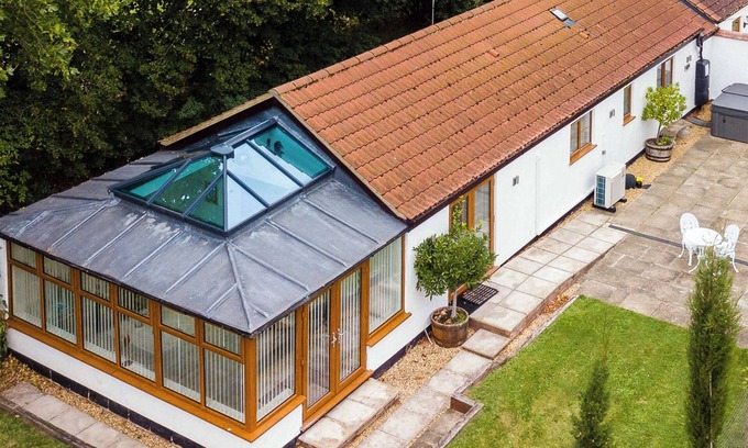 Boughton Cottage | Exceptional 1 Bedroom Retreat in Boughton with Lake View