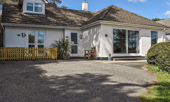 Carlyon Bay Cottage | Cozy 1 Bedroom Retreat in Carlyon Bay with Ocean Views