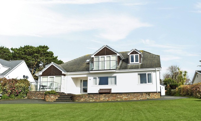 Carlyon Bay Cottage | Cozy 1 Bedroom Retreat in Carlyon Bay with Ocean View