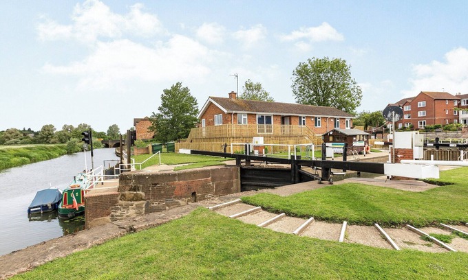 Tewkesbury Cottage | Romantic River View Bungalow with Breakfast and Pet Access