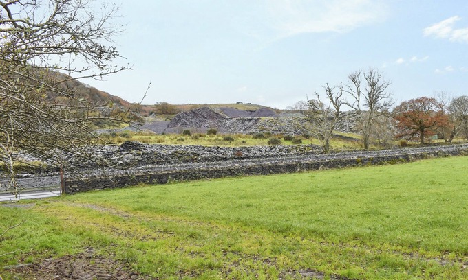 Nantlle Cottage | Cozy 1 Bedroom Retreat with Ocean Views in Talysarn