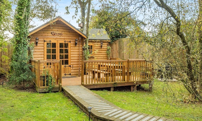 Newmarket Cottage | Cozy 1 Bedroom Accommodation with Lake View in Cambridge