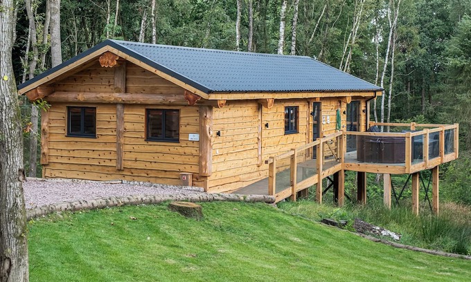 Overton-on-dee Ski Chalet | Discover Orchid Treehouse: Ideal Woodland Family Retreat