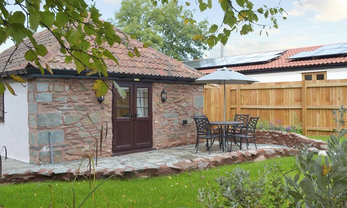Fiddington Cottage | Cozy 1-Bedroom Stay with Oceanfront Views in Over Stowey
