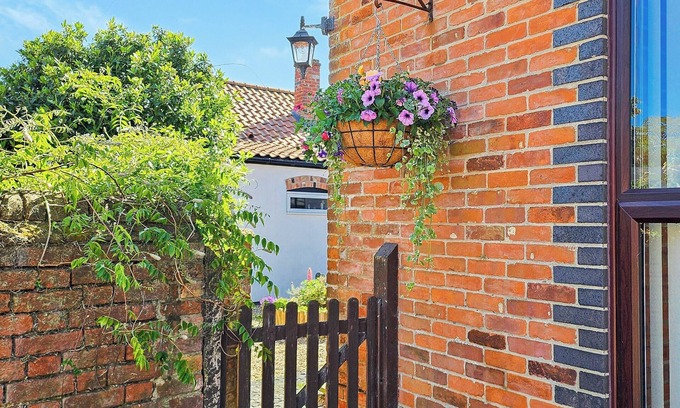 Freethorpe Cottage | Charming Cottage by Reedham River with Scenic Walks