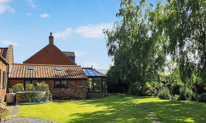 Freethorpe Cottage | Cozy Cottage Near Reedham River Inns with Lake View & Walks
