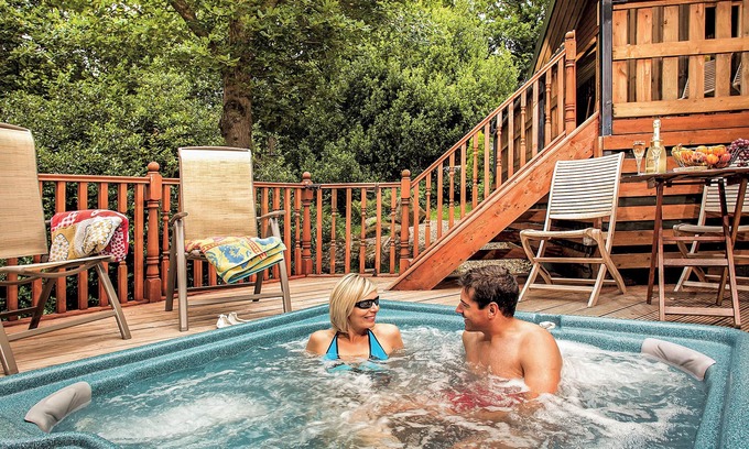 Summerbridge Ski Chalet | Cozy 1 Bedroom Retreat with Spa and Hot Tub in Harrogate