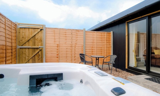Ilminster Cottage | Cozy 1 Bedroom Stay in Ilminster with Spa and Hot Tub