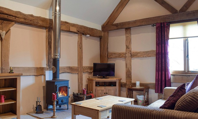 Leominster Cottage | Explore Herefordshire with Family-Friendly Amenities