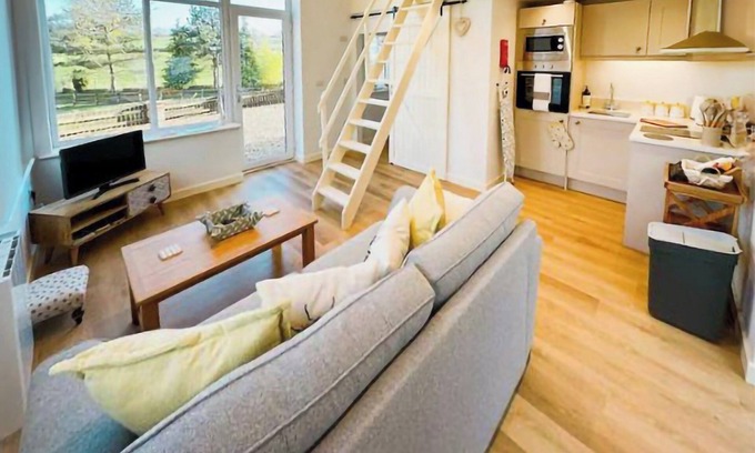 Kingswood Cottage | Cozy 1 Bedroom Accommodation in Groes-pluen, Near Welshpool