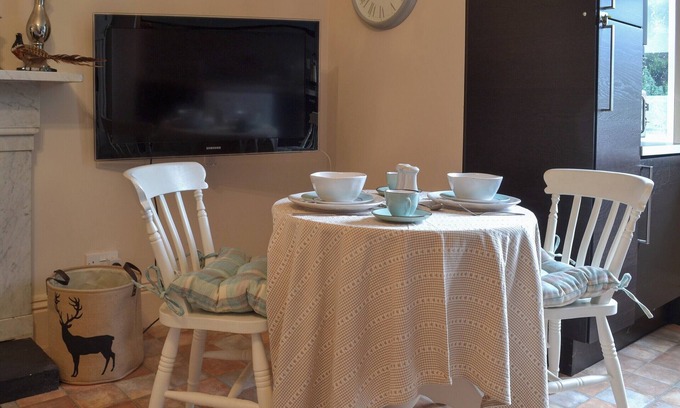 Lichfield Cottage | Cozy 1 Bedroom Stay in Lichfield with Breakfast Included