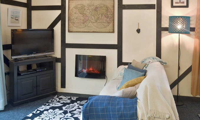 Pen-y-sarn Cottage | Idyllic 1 Bedroom Stay in Pen-y-Sarn with Ocean Views
