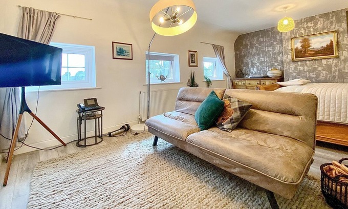 North Tidworth Cottage | Cozy 1 Bedroom Getaway in Salisbury with Breakfast Included