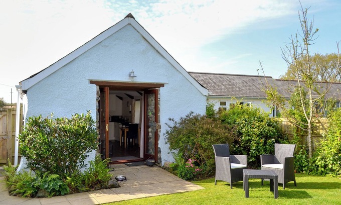 High Street Cottage | Pet-Friendly 1 Bedroom Retreat with Ocean Views in St Austell