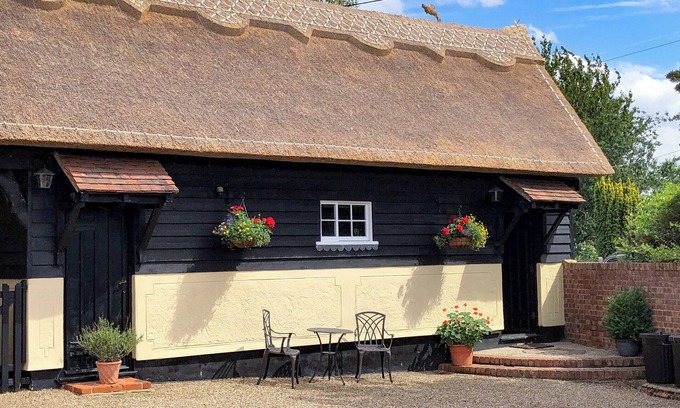 Finchingfield Cottage | Charming Thatched Cottage with Lake Views and Breakfast