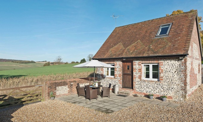 East Meon Cottage | Stellar 1 Bedroom Retreat in East Meon with Great Amenities