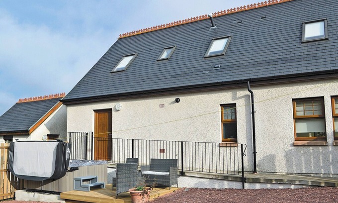 Bathgate Cottage | Inviting 1 Bedroom Retreat in Blackridge, Near Edinburgh