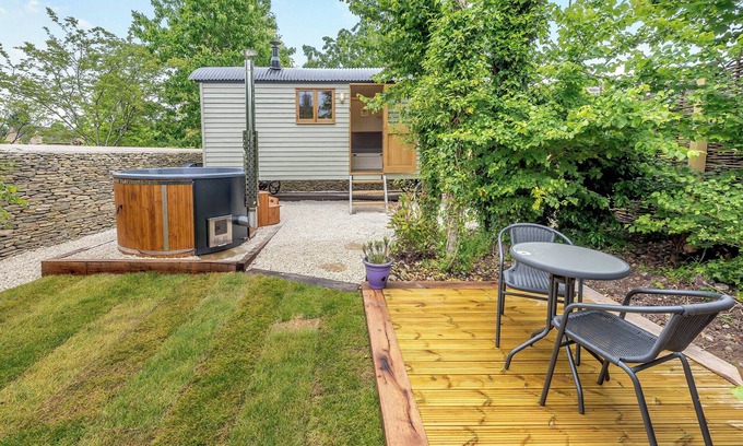 Filkins Cottage | Cozy 1 Bedroom Retreat in Filkins with Hot Tub & Spa