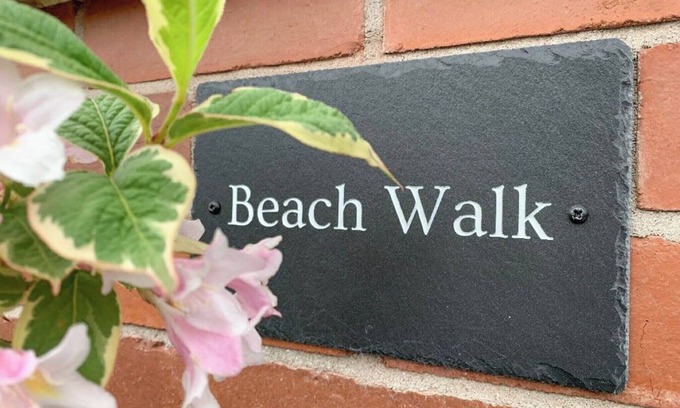Paignton Cottage | Modern Beach Walk: Pet-Friendly Retreat Near Paignton Shore