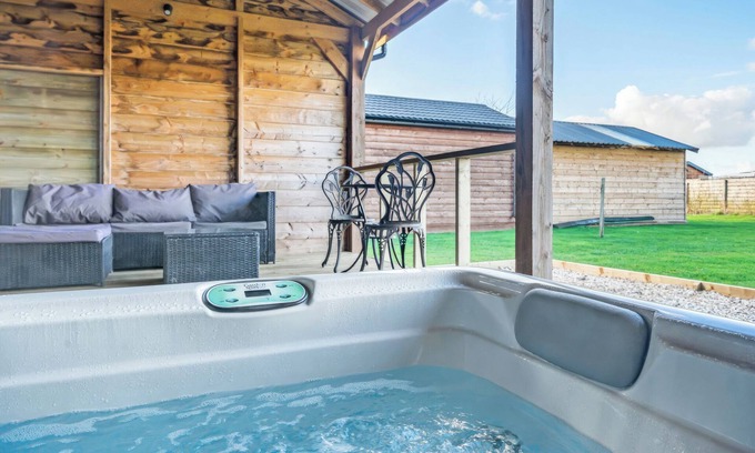 Coleford Cottage | Romantic Escape with Outdoor Hot Tub Under the Stars