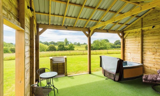 Coleford Cottage | Inviting 1 Bedroom Retreat with Spa & Hot Tub in Pershore