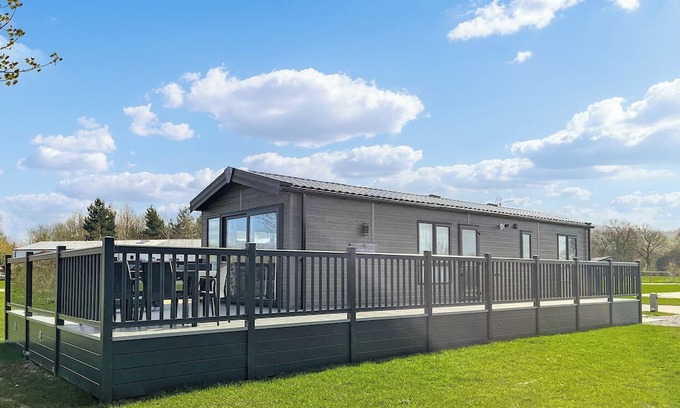 Pershore House | Inviting 2 Bedroom Accommodation with Lake View in Pershore