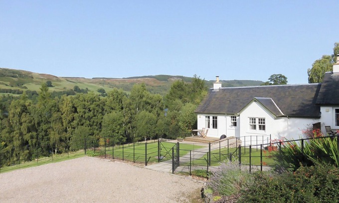 Strathtummel Cottage | Top-Rated 1 Bedroom Accommodation in Foss, Near Pitlochry