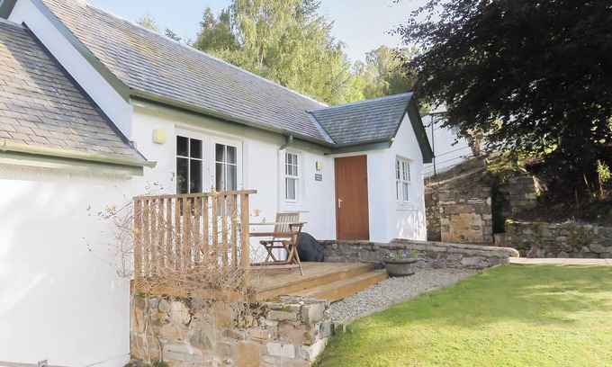 Strathtummel Cottage | Premier 1 Bedroom Retreat in Foss, Near Pitlochry