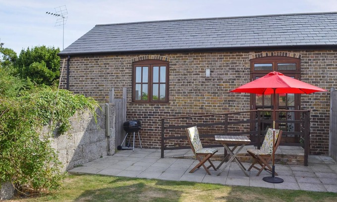 Rochester Cottage | Charming 1 Bedroom Retreat in High Halstow with Ocean View