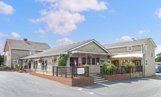 Ningwood House | Family-Friendly 3 Bedroom Stay in Newbridge, Near Yarmouth